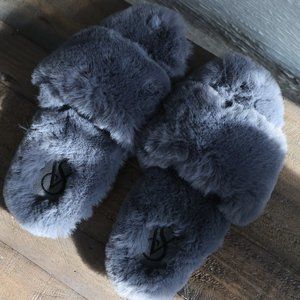 NWOT - Victoria’s Secret Fluffy Sliders / Slippers - Size Medium